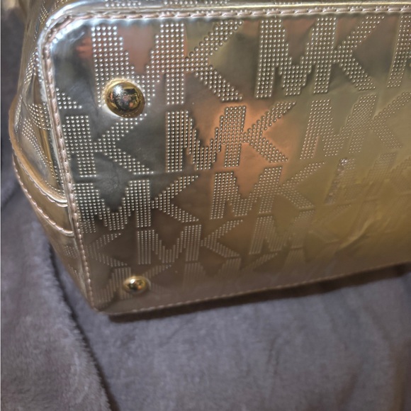 Michael Kors Women's Gold Metallic XL Tote Bag .
16” W x 11” T x 6.5” D - Picture 6 of 16
